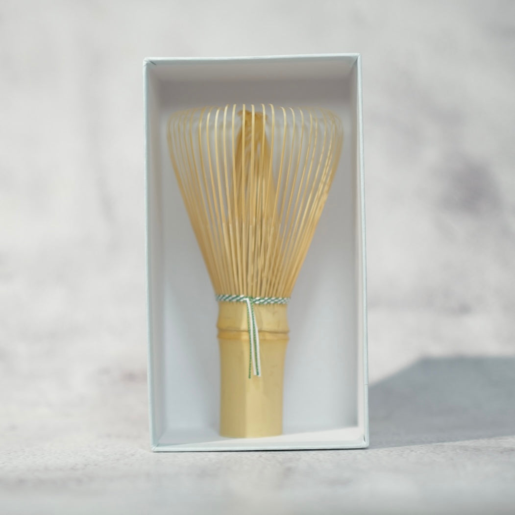 Suikaen — Bamboo Matcha Whisk, Green/White Thread