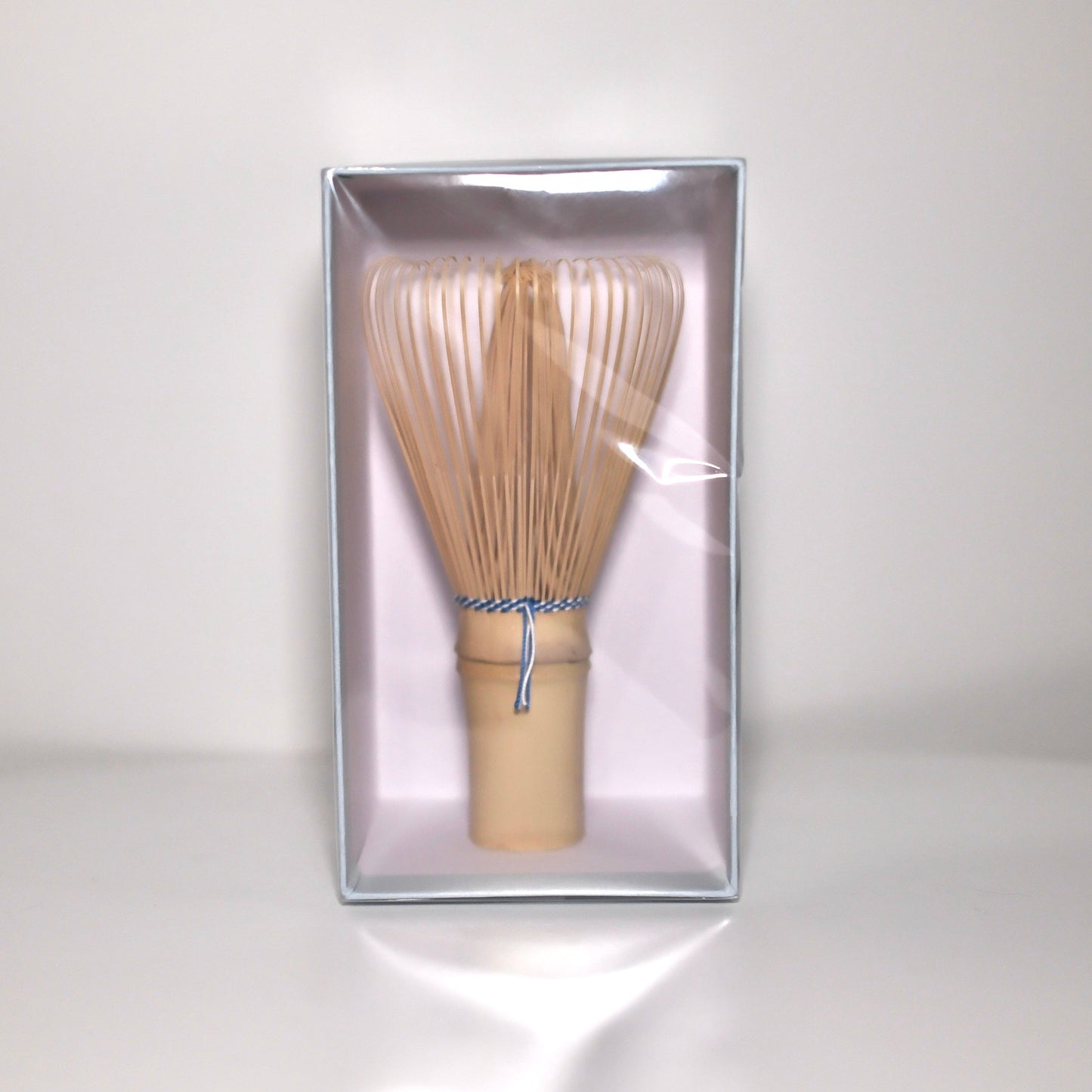 Suikaen — Bamboo Matcha Whisk, Blue/White Thread